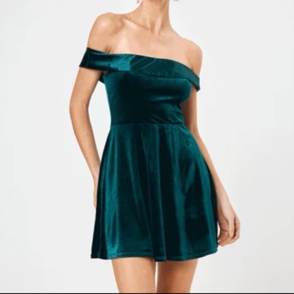 NWT TRIXXI Emerald Green Velvet Off the Shoulder Mini Dress Women's Size Medium